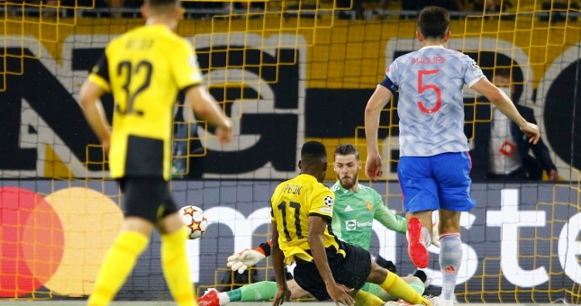 Ronaldo ghi bàn, MU để thua không tưởng trước đội bóng tí hon