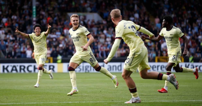 Odegaard lập siêu phẩm, Arsenal thắng trận thứ hai liên tiếp