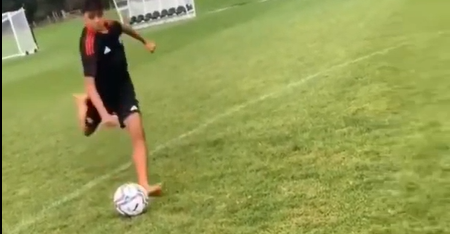 Con trai Ronaldo trình diễn kỹ năng đá phạt tại Man Utd