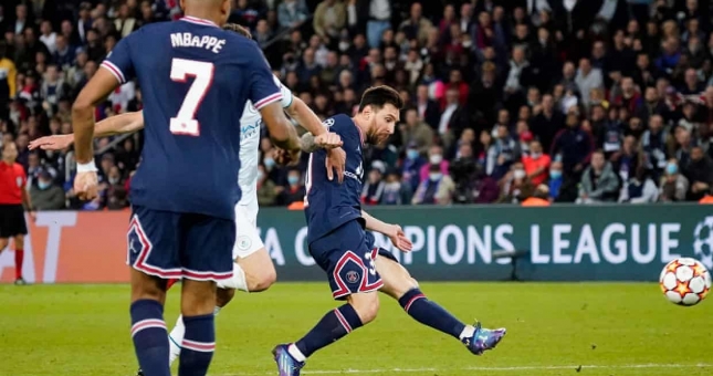 Messi lập siêu phẩm, PSG hạ đẹp Man City