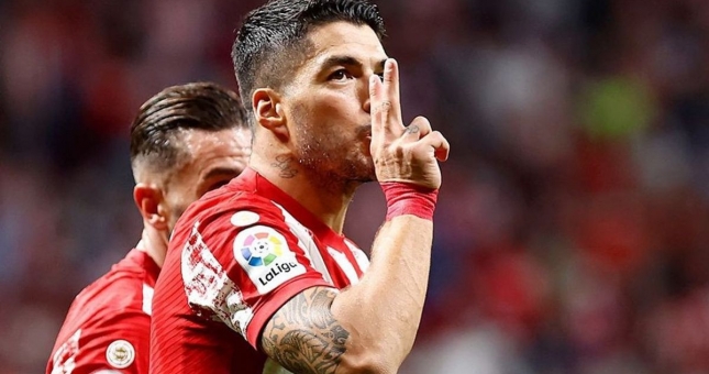 Suarez tỏa sáng, Atletico đẩy Barca chìm sâu vào khủng hoảng