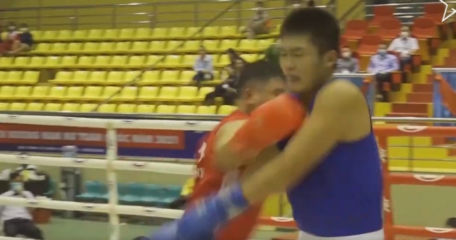 Ăn no đòn còn bị khiêu khích, võ sĩ Việt Nam cay cú dở chiêu đánh lén đối thủ