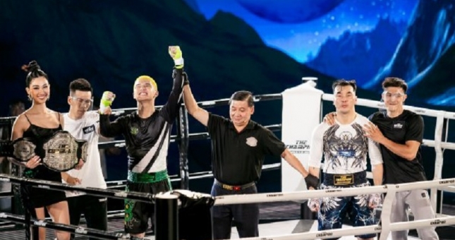 Tung mưa đòn mãn nhãn, Cường Seven hạ gục Ưng Hoàng Phúc để đoạt đai vô địch