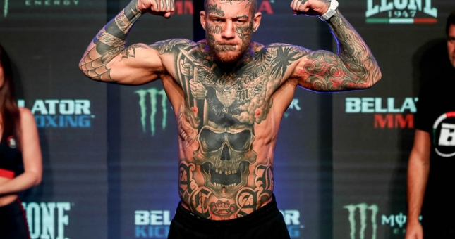 Giở trò chơi xấu, võ sĩ xăm trổ lên gối hạ knock-out đối thủ sau 7 giây