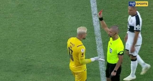 Chiếc thẻ đỏ kỳ lạ thế giới, thủ môn chưa kịp thi đấu đã bị đuổi ra