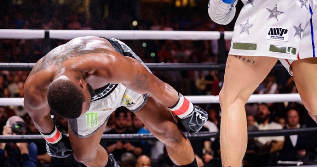 YouTuber tung 'một đấm ăn liền', khiến cựu vương UFC đổ gục bất tỉnh