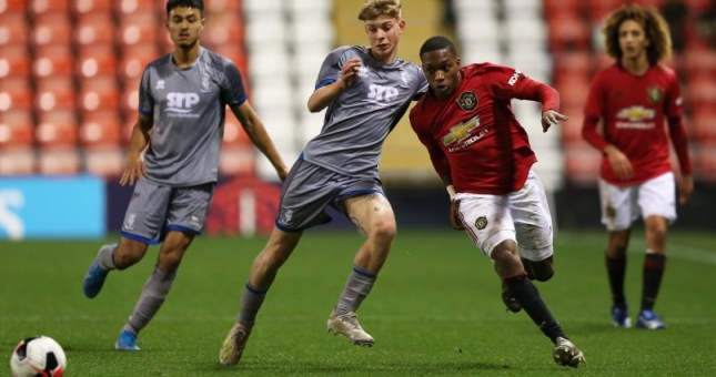 Thay thế Alonso, Chelsea chiêu mộ cầu thủ 'chạy nhanh nhất Man United'