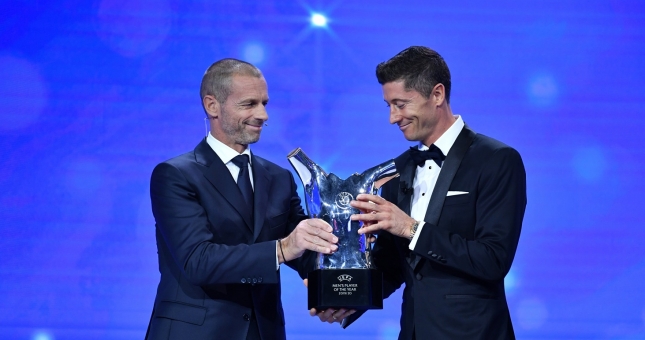 Không phải Messi hay Ronaldo, 'máy săn bàn' được vinh danh ở giải thưởng danh giá