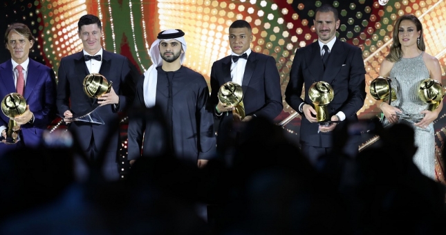 Vượt mặt Messi và Ronaldo, siêu sao chính thức đoạt Quả bóng vàng Dubai 2021
