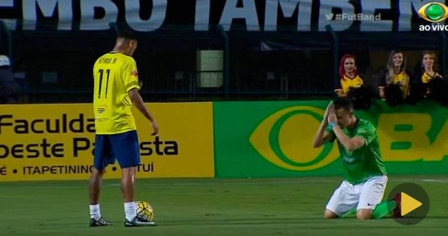 Neymar biểu diễn kỹ thuật khiến đối thủ quỳ lạy ngay trên sân