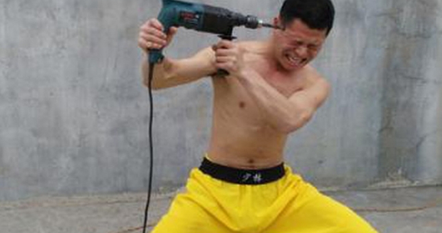 Cao thủ Thiếu Lâm trình diễn tuyệt kỹ nguy hiểm nhất thế giới, lấy đầu chọi máy khoan