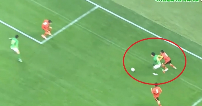 Cầu thủ trung học Nhật Bản như bước ra từ truyện tranh, ghi bàn từ góc không tưởng