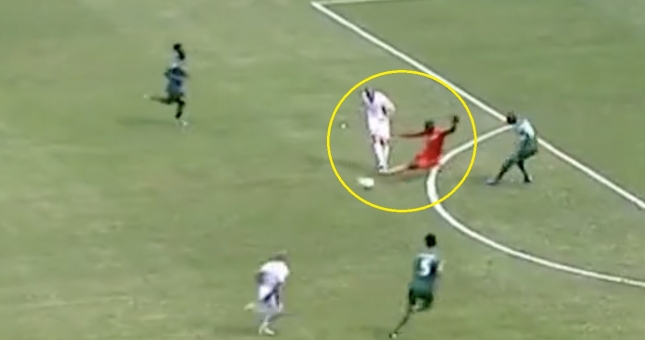 Thủ môn 'hoang dã' nhất thế giới, băng ra ngoài truy cản cầu thủ đối phương