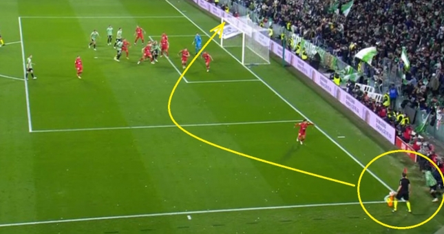 Siêu phẩm với quỹ đạo khó tin nhất thế giới, sút thẳng từ chấm phạt góc thành bàn