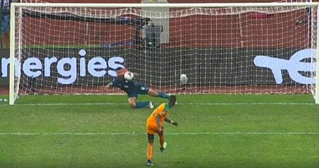 Học theo Bruno Fernandes, sao MU đá hỏng penalty khiến đội nhà bị loại