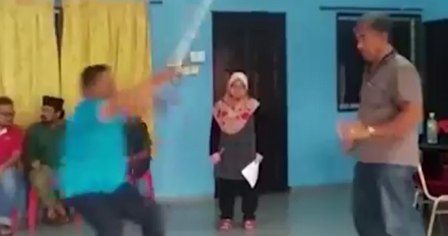 Choáng với võ sư có 'siêu năng lực', đứng im khiến đối thủ bay xa cả mét