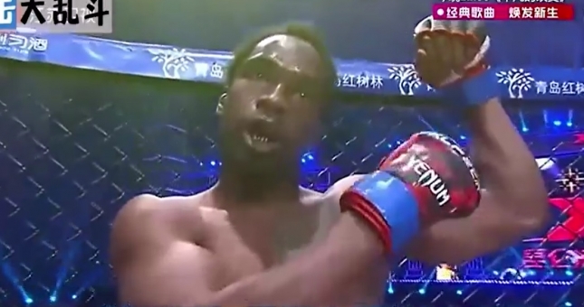 Chế giễu đối thủ Trung Quốc, võ sĩ người Mỹ nhận cái kết không thể đắng hơn