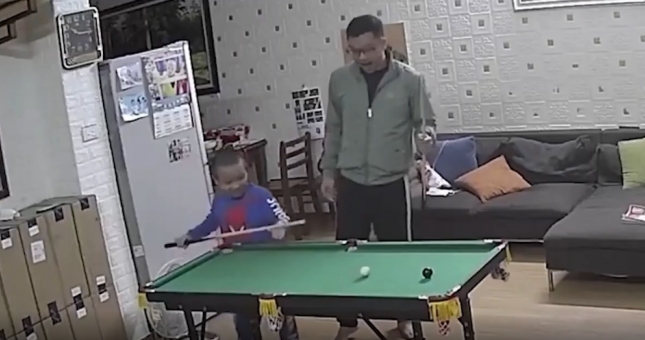 Hài hước: Bố 'há hốc mồm' khi nhìn con trai biểu diễn kỹ năng bi-a thượng thừa