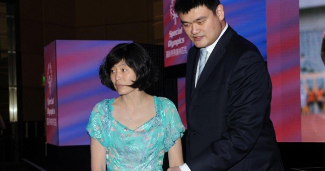 'Khổng lồ' bóng rổ Yao Ming khiến vợ điêu đứng bởi chuyện giường chiếu của mình
