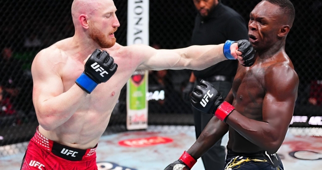 UFC Fight Night 271: Adesanya ăn no đòn, thời của 'The Last Stylebender' đã qua