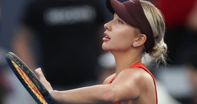 Từ bỏ quốc tịch Nga, mỹ nhân tennis vẫn bị đối thủ Ukraine lạnh nhạt