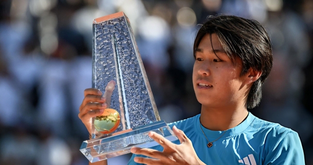 Learner Tien lần đầu vô địch đất nện, tạo lịch sử trước thềm Roland Garros