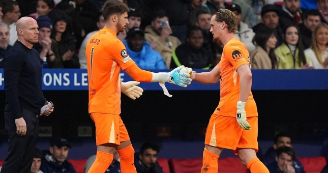 Thủ môn Tottenham 'muối mặt ' rời sân sau 15 phút vì bắt quá tệ