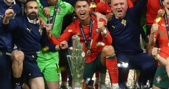 Không đá cho Bồ Đào Nha, Ronaldo vẫn nhận vinh dự đặc biệt trước World Cup