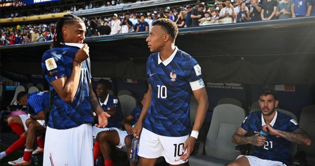 Vừa xong World Cup, ngôi sao ĐT Pháp dính luôn bê bối bỏ con