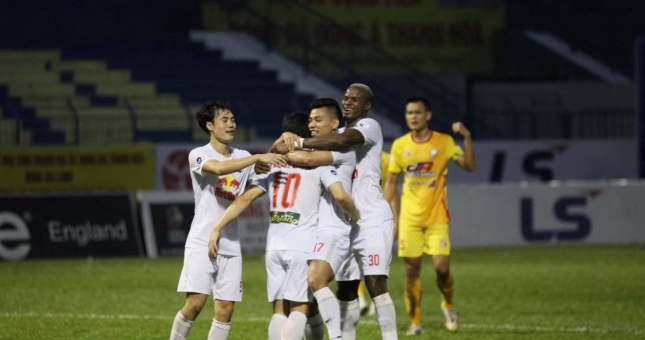 Sút xa đang là miếng đánh nguy hiểm của Kiatisak?