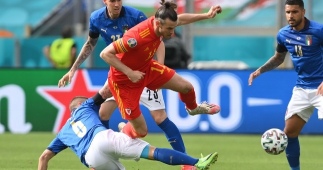 Không phải do con người, chính lối chơi và tinh thần giúp Italia thành công