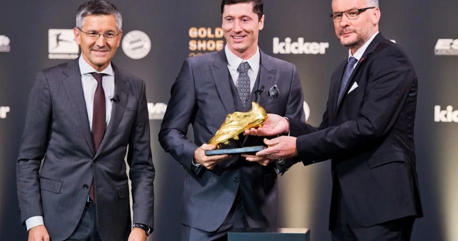 Lewandowski nhận giày vàng Châu Âu: Xứng đáng và cũng đầy thuyết phục