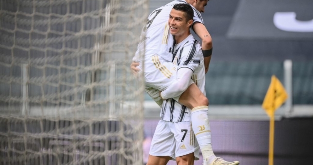 Juventus tiếp tục bám đuổi thành Milan