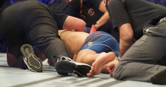 Weidman gãy đôi chân sau cú đá đầu tiên lên Uriah Hall