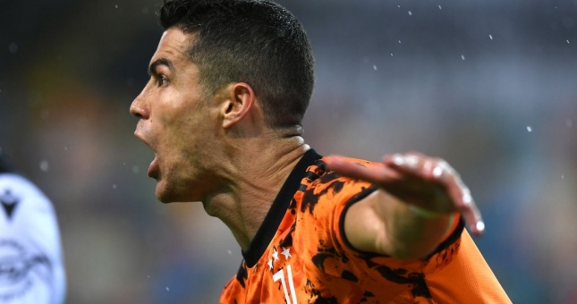 Một mình Ronaldo đưa Juve trở về từ cõi chết