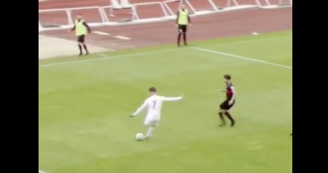 VIDEO: Pha tạt bóng bá đạo nhất năm, bóng ở lại người bay