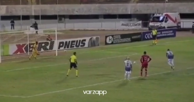 VIDEO: Thủ môn lươn lẹo bắt penalty và cái kết đắng