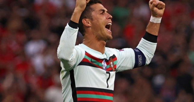 Ronaldo lập cú đúp, Bồ Đào Nha đại thắng ngày ra quân