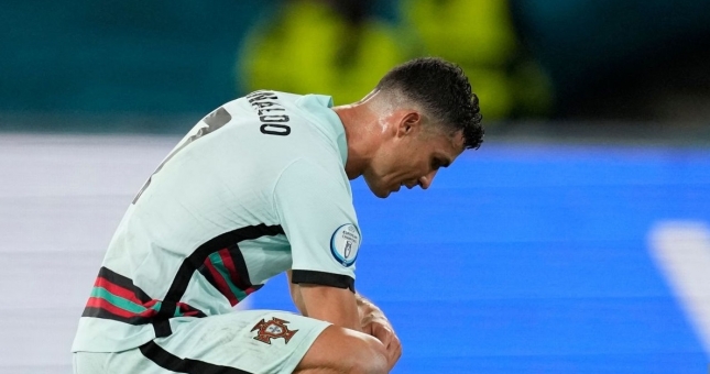 Ronaldo lặng người khi Bồ Đào Nha dừng chân ở Euro 2021