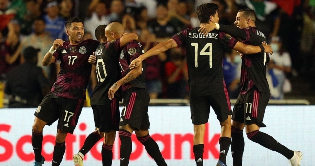 Mexico vào tứ kết Gold Cup với chiến thắng sát nút