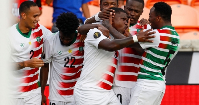 Suriname thắng nghẹt thở dù thi đấu hơn người