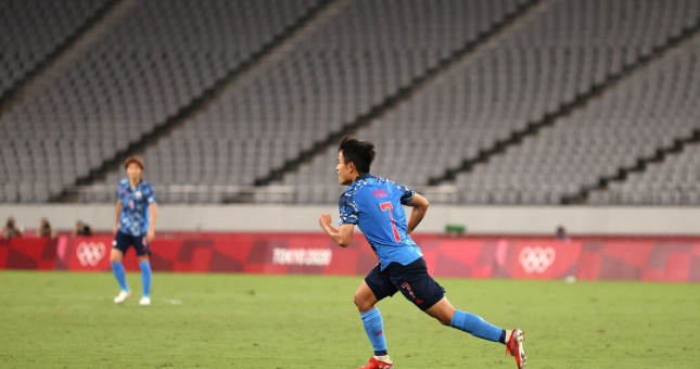 'Messi Nhật Bản' giúp đội nhà mở màn thành công