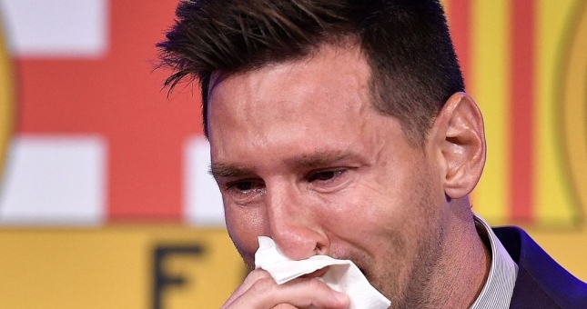 Messi bật khóc trong ngày chia tay Barcelona