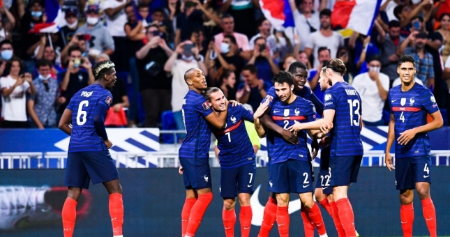 Pháp thắng dễ nhờ bộ đôi Benzema - Griezmann