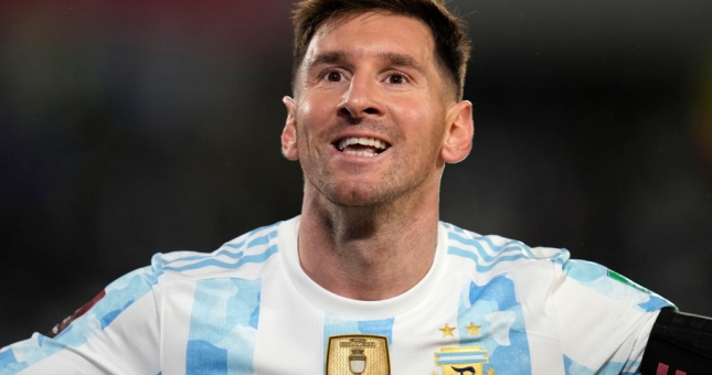 FIFA 'tạo điều kiện' cho Messi đánh bại Ronaldo