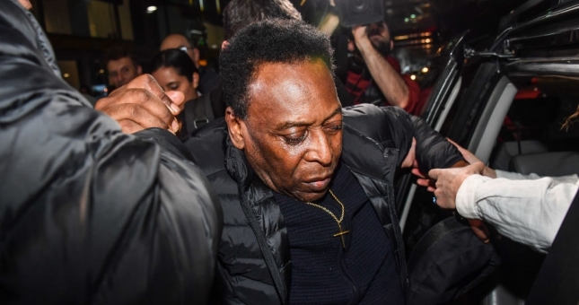 Huyền thoại Pele tiếp tục phải nhập viện