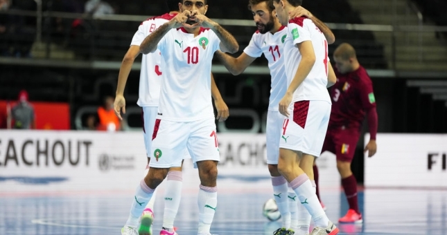 Morocco vào tứ kết sau màn rượt đuổi kịch tính