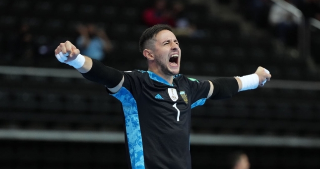 Argentina vào bán kết sau loạt penalty căng thẳng