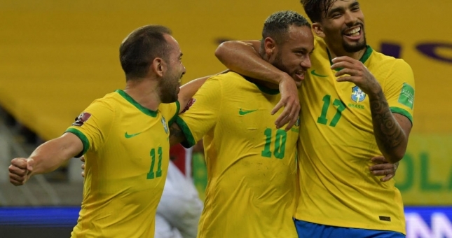 Brazil ngược dòng để thắng trận thứ 9 liên tiếp