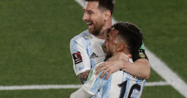 Messi giúp Argentina thu hẹp khoảng cách với Brazil